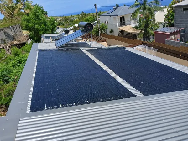 Panneaux solaires sur toiture à La Réunion