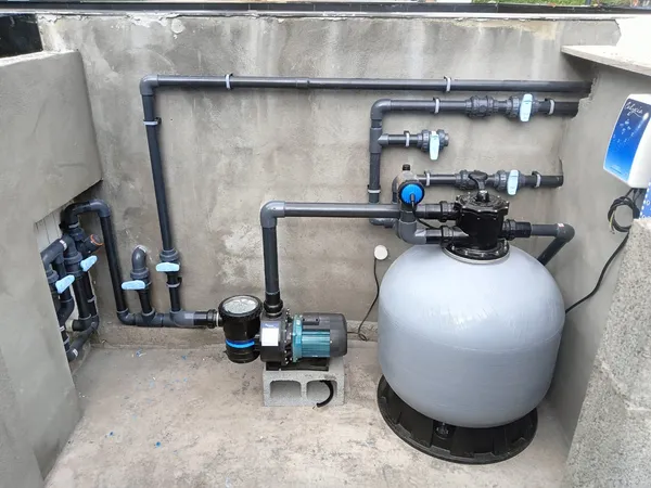 Local technique piscine avec pompe et filtration