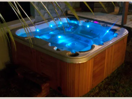 Spa rigide installé en extérieur