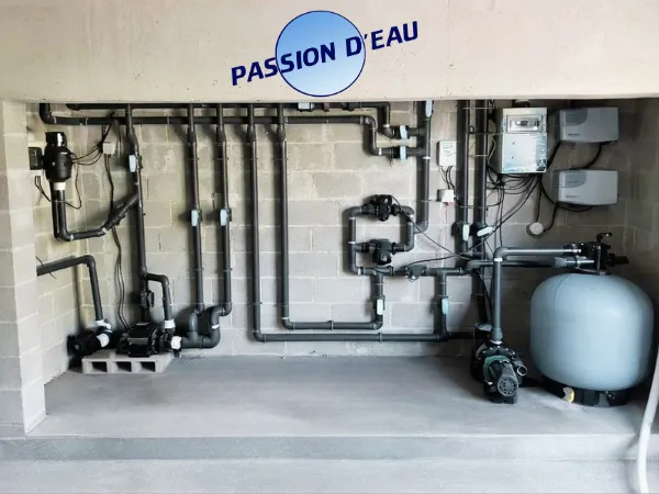 Avant/après rénovation piscine — eau verte transformée en eau limpide