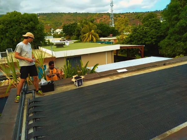 Panneaux solaires sur toiture à La Réunion