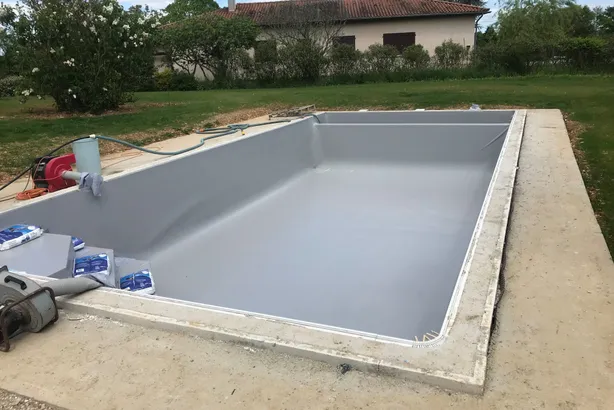Pose de liner piscine gris béton