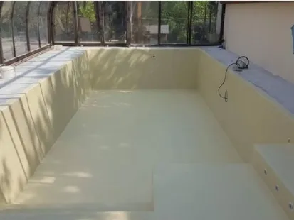 Piscine rénovée membrane armée effet Pierre de Bali