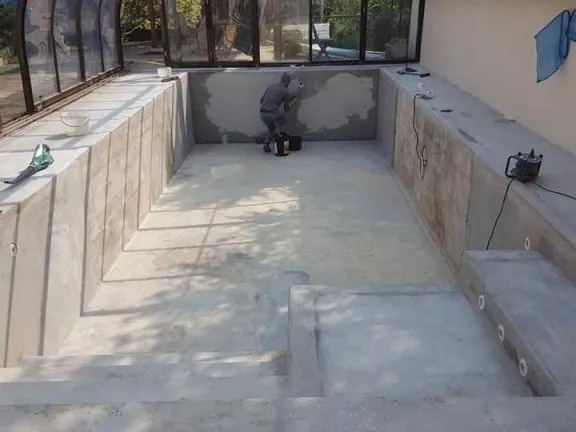 Ancienne piscine carrelage fissuré